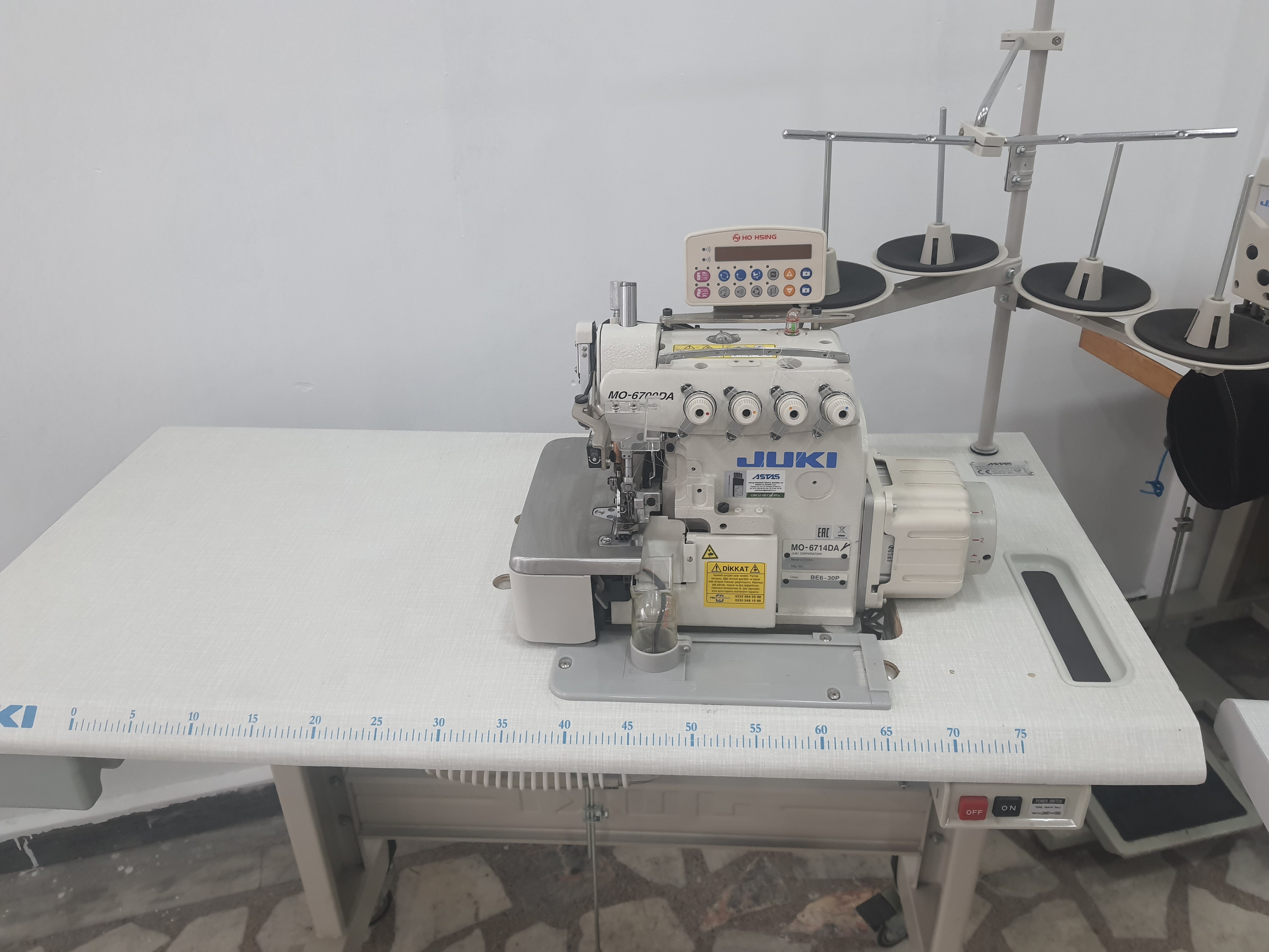 MO 6714 DA Serisi Yağsız Giyotin İplik Kesmeli Fotoselli 4 iplik Overlok Makinesi