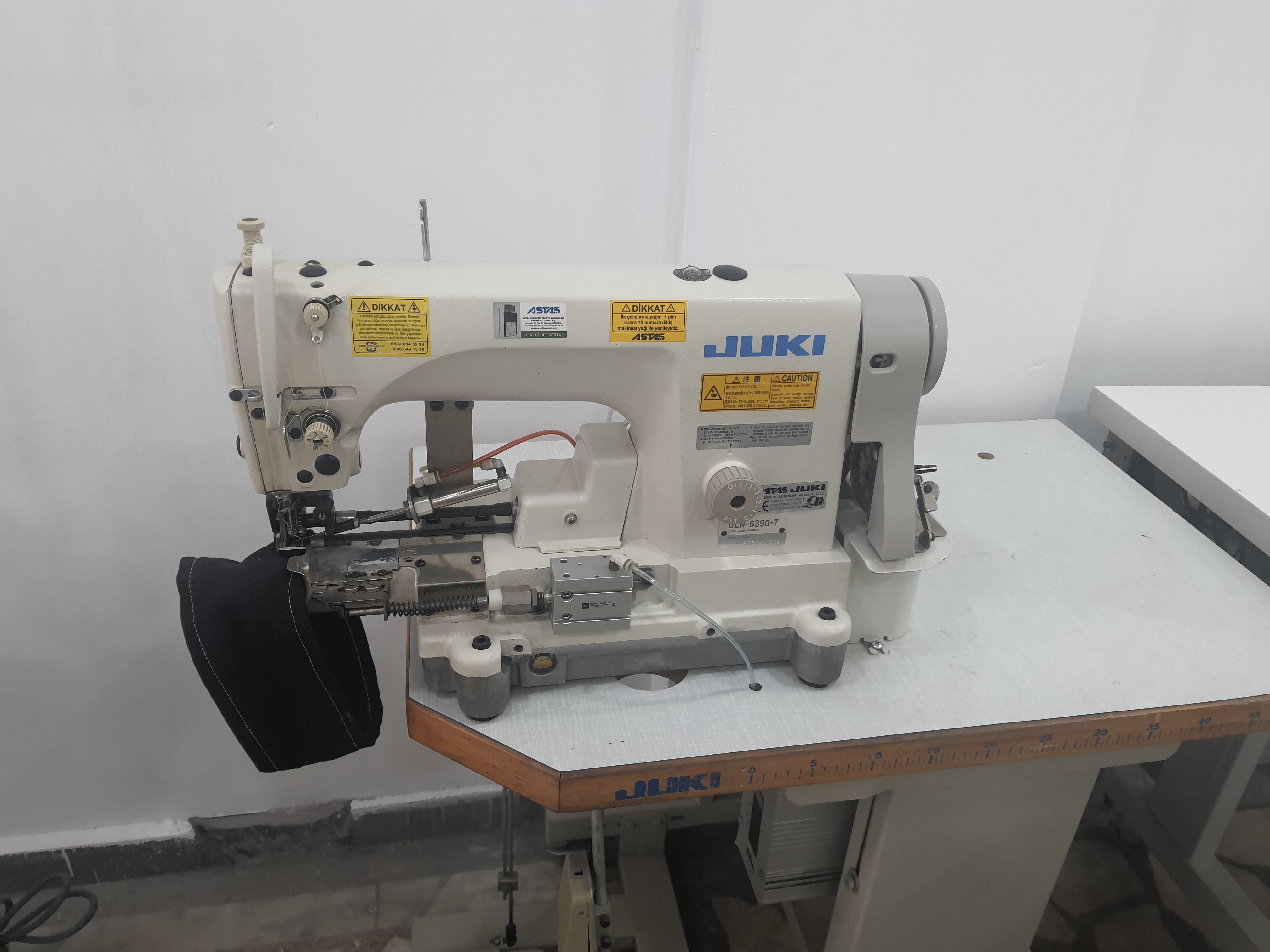 JUKI DLN-6390 Kilit Dikiş Kot Paça Temiz Kıvırma Makinesi