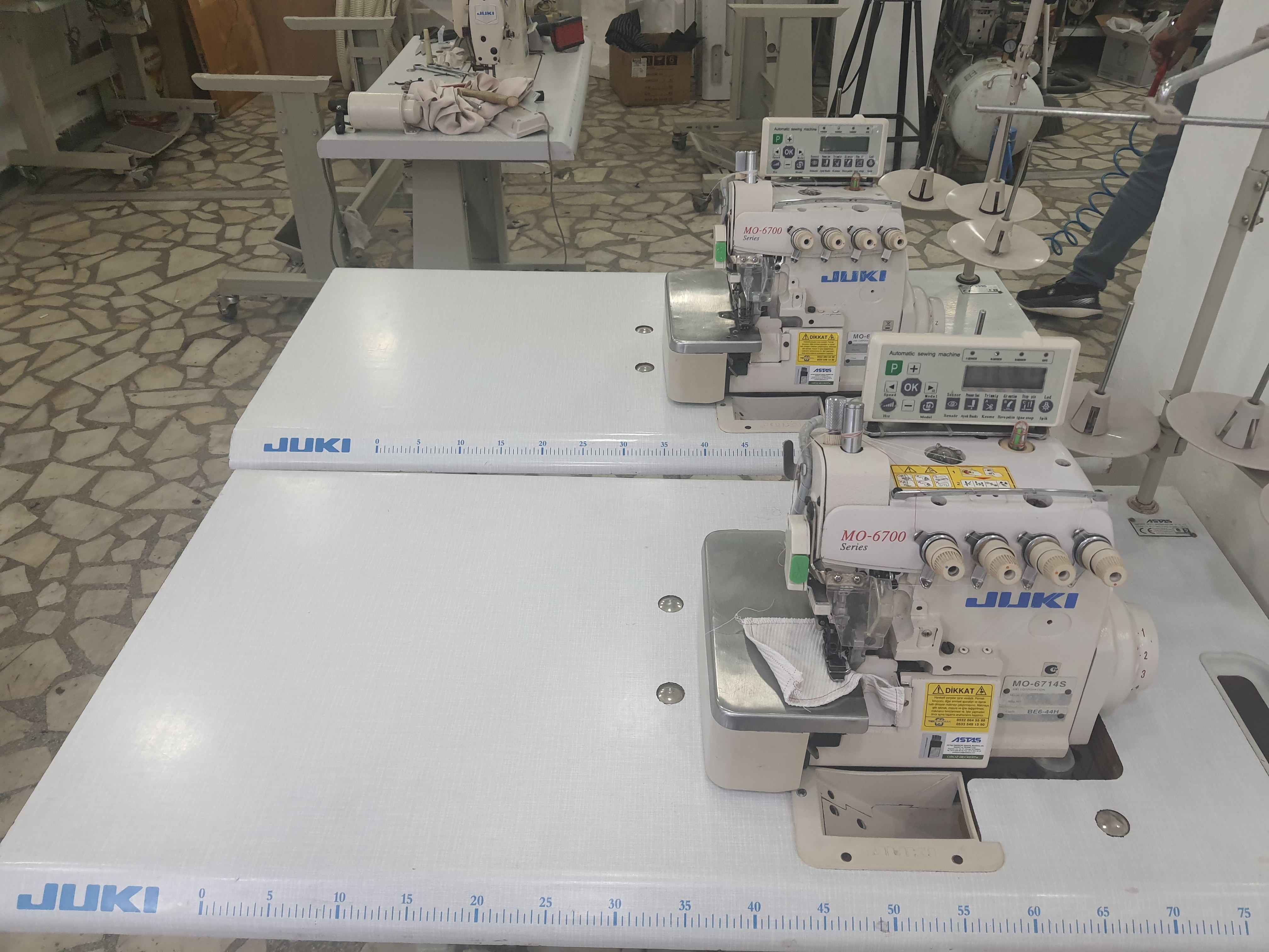 Juki MO 6714 S Serisi Elektrikli  İplik Kesmeli 4 İplik Overlok Makinesi